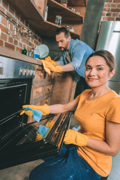 Fröhliche weibliche Person putzt ihre Küche — Stockfoto
