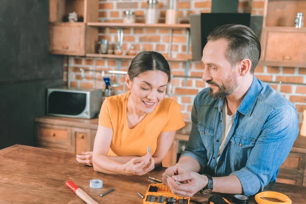 Hermosa joven hablando con su pareja — Foto de Stock