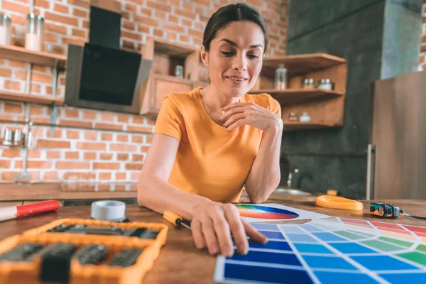 Chica morena alegre trabajando en el proyecto — Foto de Stock