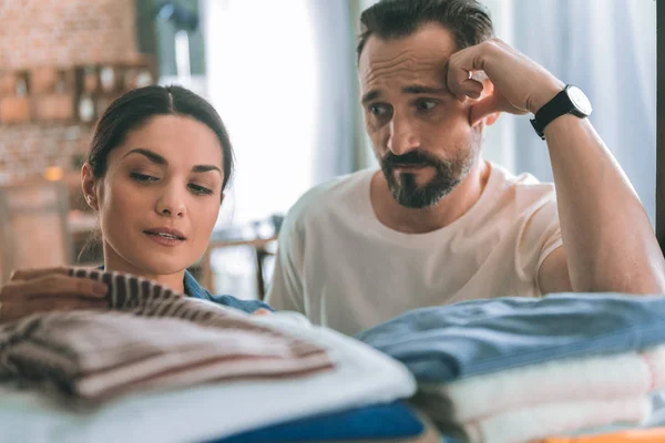 Grave uomo barbuto guardando la sua donna — Foto Stock