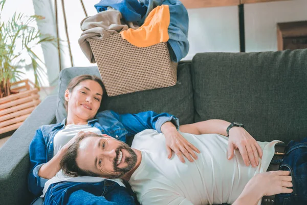 Entspannte junge Leute liegen auf Sofa — Stockfoto