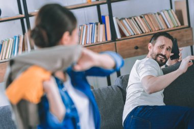 Esmer adam surat korkuttu