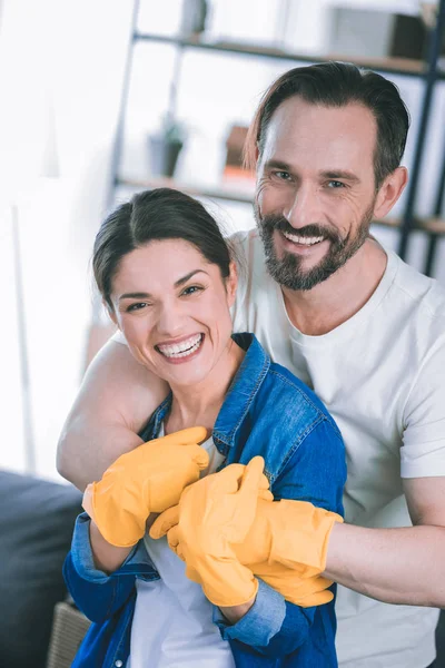 Glückliches Paar blickt direkt in die Kamera — Stockfoto