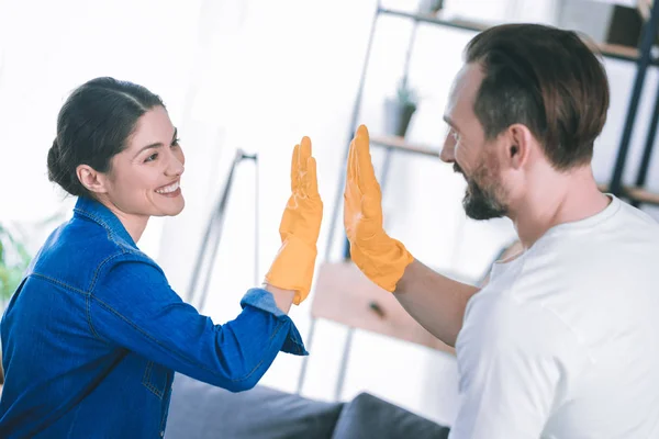 Mujer joven feliz mirando a su pareja — Foto de Stock