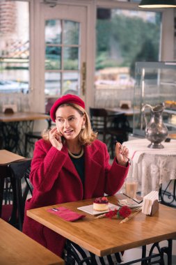 Onun arkadaşı çağrılırken fırında oturan zarif sarışın kadın