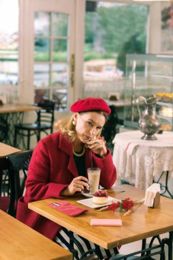 Güzel fırında serbest zaman harcama inanılmaz duygu güzel şık kadın