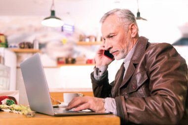 Belgeleri okuduktan sonra meşgul işadamı arama iş ortağı