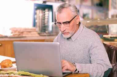 Yeni şiir üzerinde çalışma gözlüklü yazıcı karşılaştı