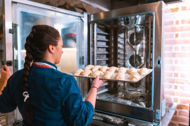 Baker fishbone ile fırın içine koyarak tepsi kruvasan ile örgü