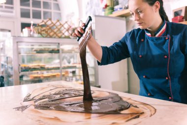 Esmer Şef mavi ceket ve duygu koyu çikolata yapım meşgul giyiyor