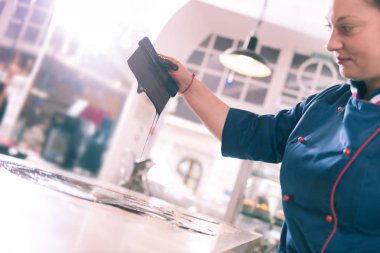 Temperli çikolata yapma sürecinde duygu kadını tatmin