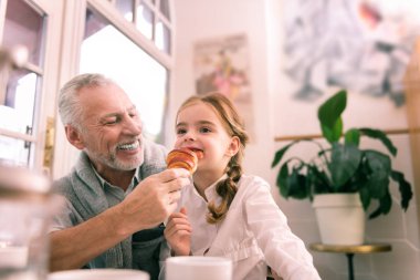Sakallı dede neşeli komik torunu seyir duygu