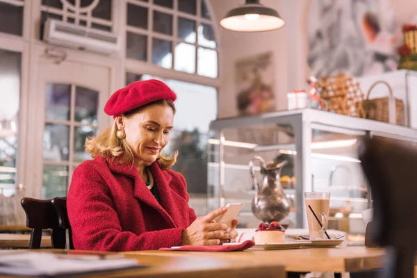 Gyönyörű érett nő visel hangulatos pékség ül szép tartozékok — Stock Fotó