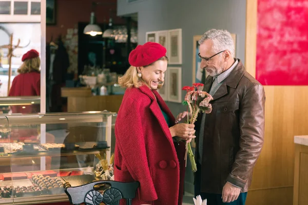 Cariñoso cariñoso marido presentando bonitas flores su elegante hermosa dama — Foto de Stock