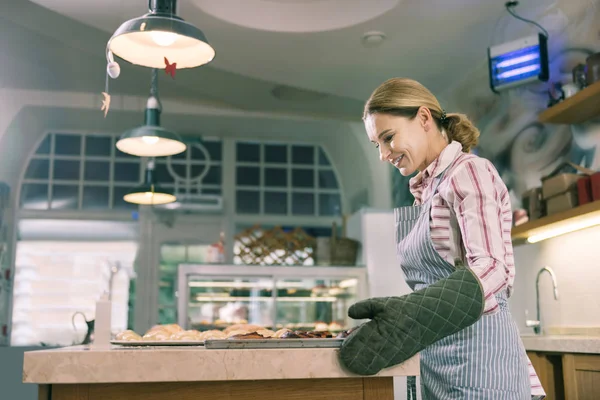 Όμορφη blonde-haired baker γυναικεία αίσθηση ενθουσιασμένοι ενώ εργάζονται σκληρά — Φωτογραφία Αρχείου