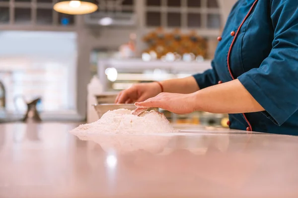Panadero experimentado con chaqueta azul haciendo masa para croissants — Foto de Stock