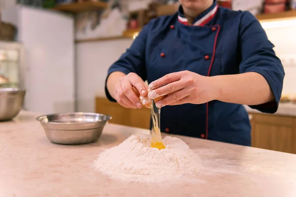 Chef-kok in Franse bakkerij breken ei maken van deeg voor croissants — Stockfoto