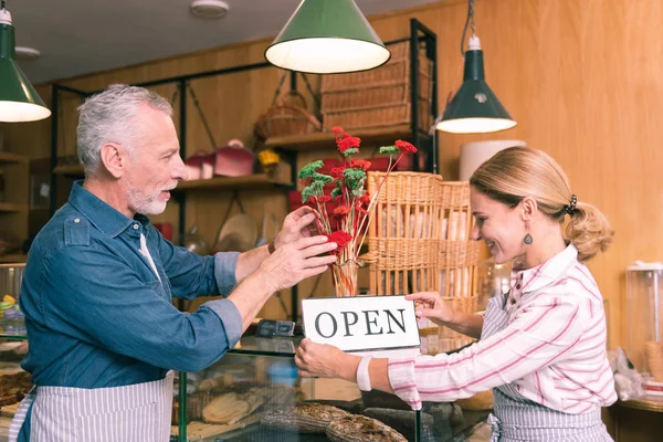 Casal de empresários de sucesso decorando sua nova padaria francesa — Fotografia de Stock