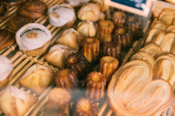 Köstliche frisch gebackene Waren stehen auf Schaufenster in Französisch Bäckerei — Stockfoto