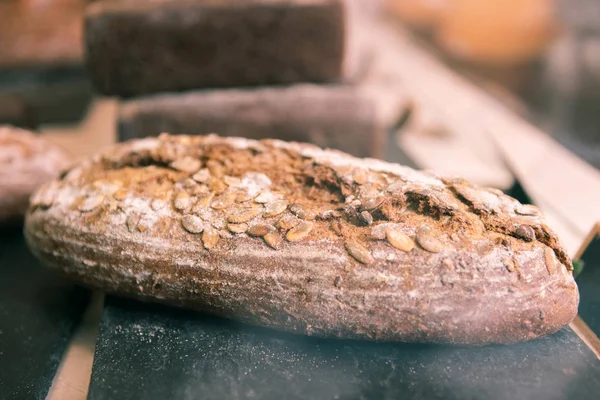 Zblízka báječný žito bageta s slunečnice semena ležící v pekárně — Stock fotografie