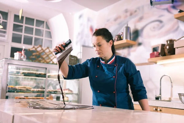 Deneyimli kadın chocolatier pişirme şaşırtıcı temperli çikolata — Stok fotoğraf