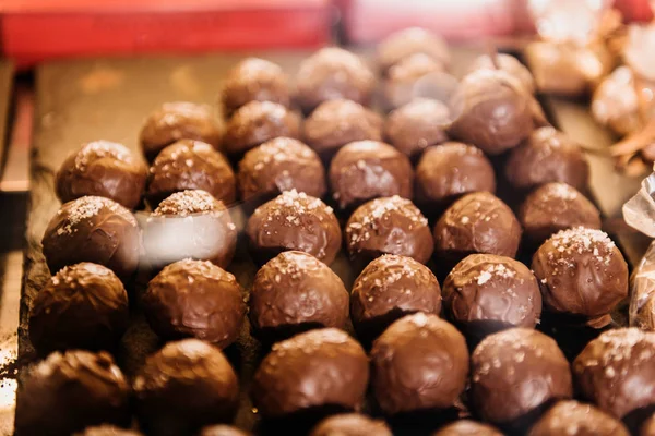 Draufsicht auf leckere Schokoladenpralinen mit Kokosflocken — Stockfoto