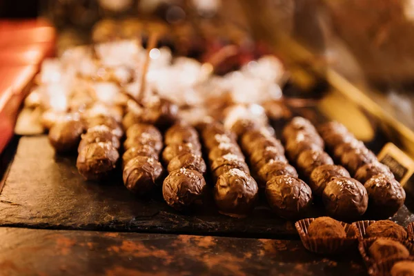 Gut aussehende leckere Schokoladenbonbons liegen in netter Bäckerei — Stockfoto