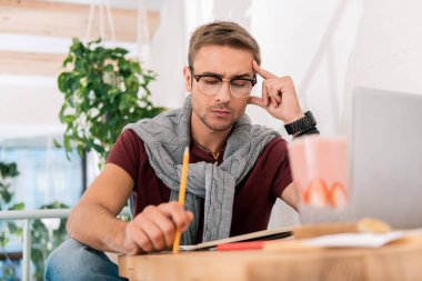 Onun projesi için çok fazla fikir sahip düşünceli duygu serbest yazar yazar