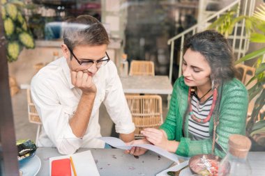 Üstten görünüm mola iş yaparken kafeteryaya gelen meslektaşları