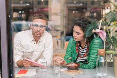 Aile şirketi hakkında kafeterya düşüncesinde kahvaltı çift