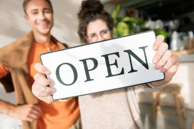 Gülen mutlu başarılı çift kendi restoran açma