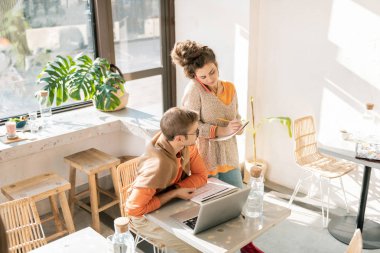 Birlikte çalışkan başarılı şık serbest üstten görünüm
