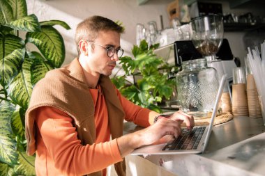 Onun proje toplantı son bitirme çalışkan çalışkan serbest meslek