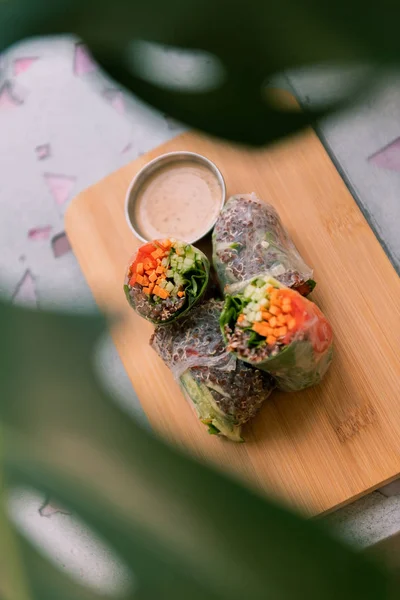 Vista superior de rolos de mola vegan saudáveis com quinoa e legumes — Fotografia de Stock