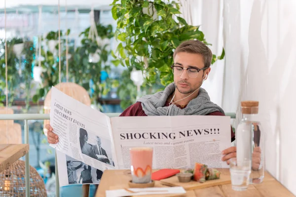 Úspěšný podnikatel, čtení novinek ranní snídani v kavárně — Stock fotografie