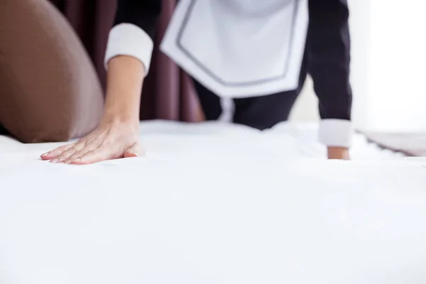 Вибірковий фокус жіночої руки, що торкається ліжка — стокове фото