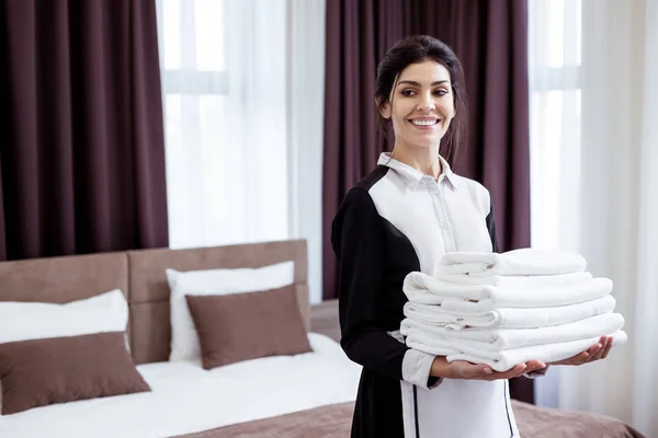 Pozytywne, młoda kobieta, przynosząc świeże ręczniki białe — Zdjęcie stockowe
