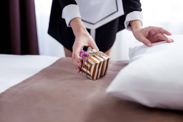 Close up van een klein cadeautje gezet op het bed — Stockfoto