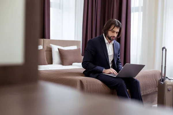 Un serio hombre de negocios profesional trabajando en un portátil — Foto de Stock