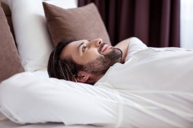 Onun hoş gevşeme zevk olumlu yakışıklı adam