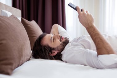 Neşeli mutlu adam onun modern smartphone kullanarak