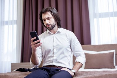 Ciddi iyi görünümlü adam onun sosyal medya kontrol