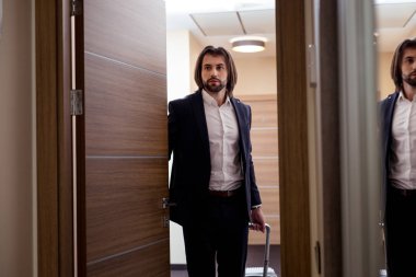 Hoş iyi görünümlü adam kapı açma