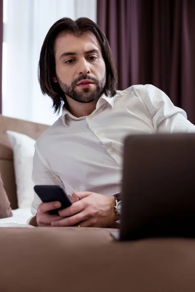 Gerente profesional inteligente haciendo su trabajo remotamente — Foto de Stock