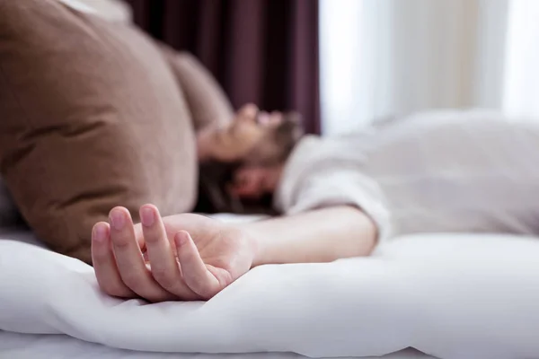 침대에 남자 손의 선택적 초점 — 스톡 사진