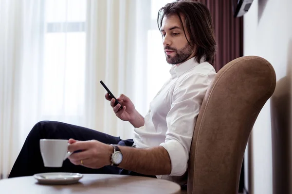 Agradable hombre guapo tomando una taza de café — Foto de Stock