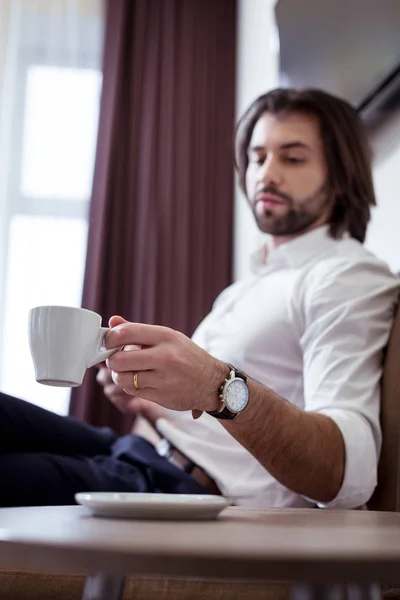 Enfoque selectivo de una taza con sabroso café —  Fotos de Stock