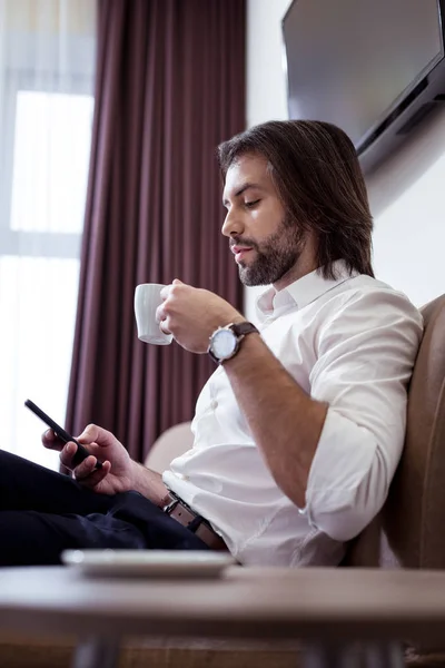 Inteligente buen hombre bebiendo su café favorito — Foto de Stock
