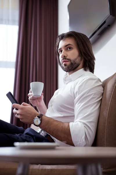 Agradable bien parecido hombre de negocios inteligente beber café — Foto de Stock