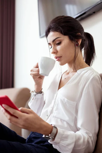 Aantrekkelijke goed uitziende vrouw, schrijven van een bericht — Stockfoto